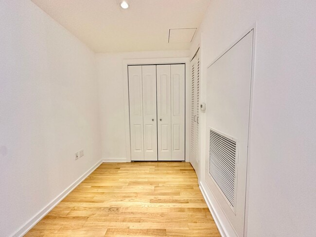 Building Photo - EPIC REA: GORGEOUS 1BD/ 1BA Condo w/ Amazing Views & Fabulous Rooftop