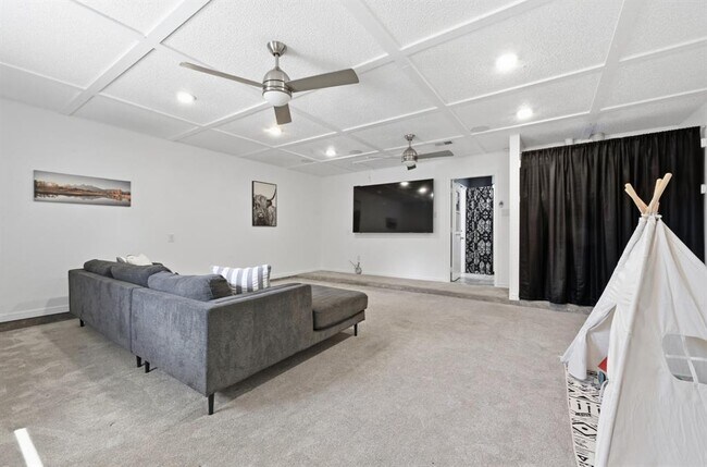 Building Photo - 303 Pin Oak Dr