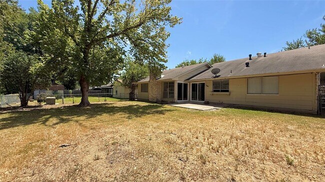 Building Photo - 10105 Oak Hollow Dr