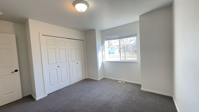 Building Photo - Charming 3 Bedroom / 2 Bathroom Home in NW Redmond