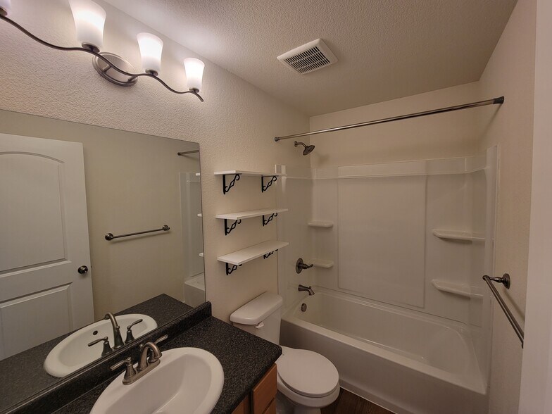 Building Photo - 1566 Driftline Dr