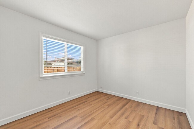 Building Photo - 560 Glenburry Way
