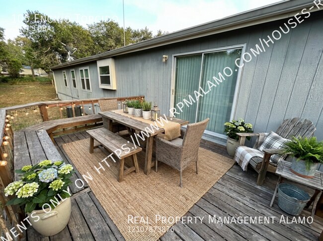 Building Photo - 105 Encino Torcido