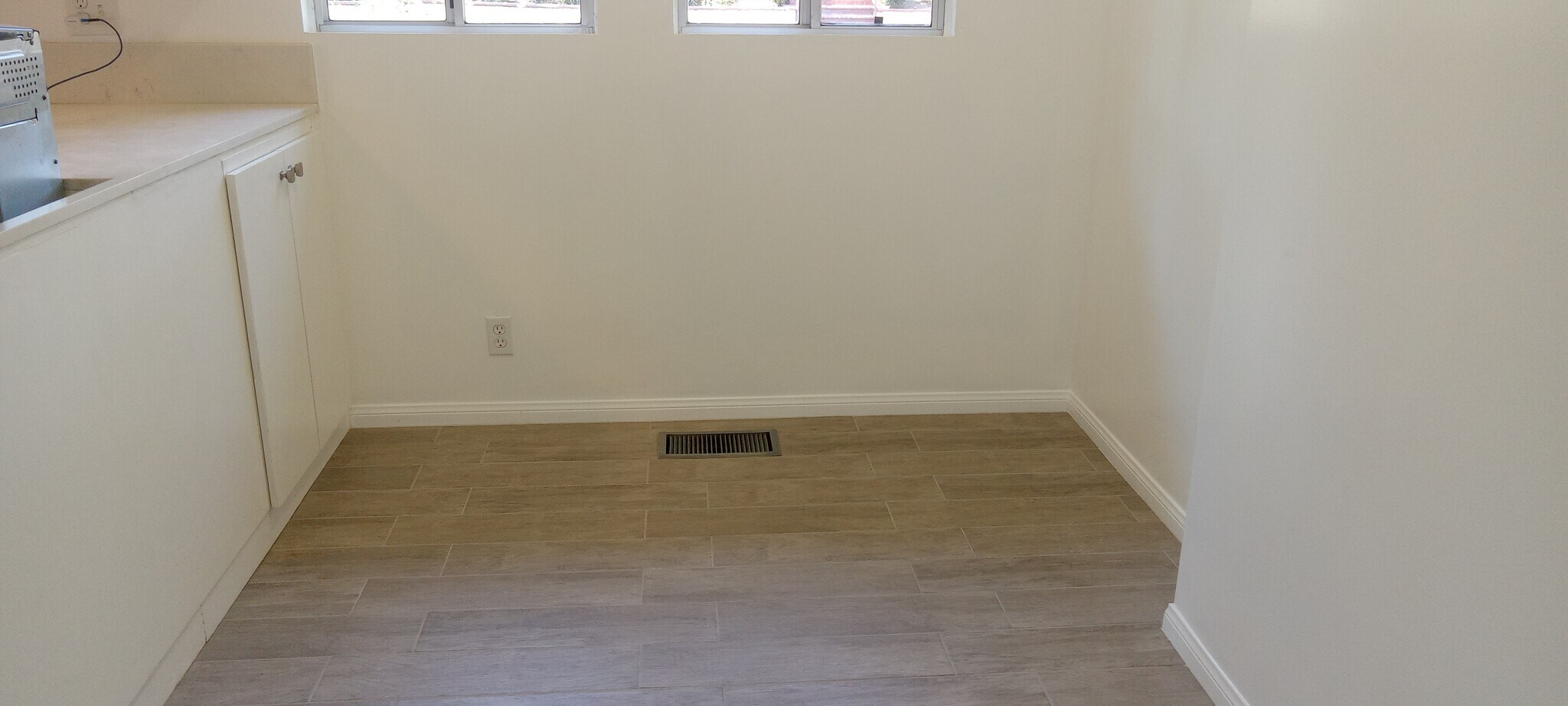 Separate breakfast nook area. - 1135 Magnolia St