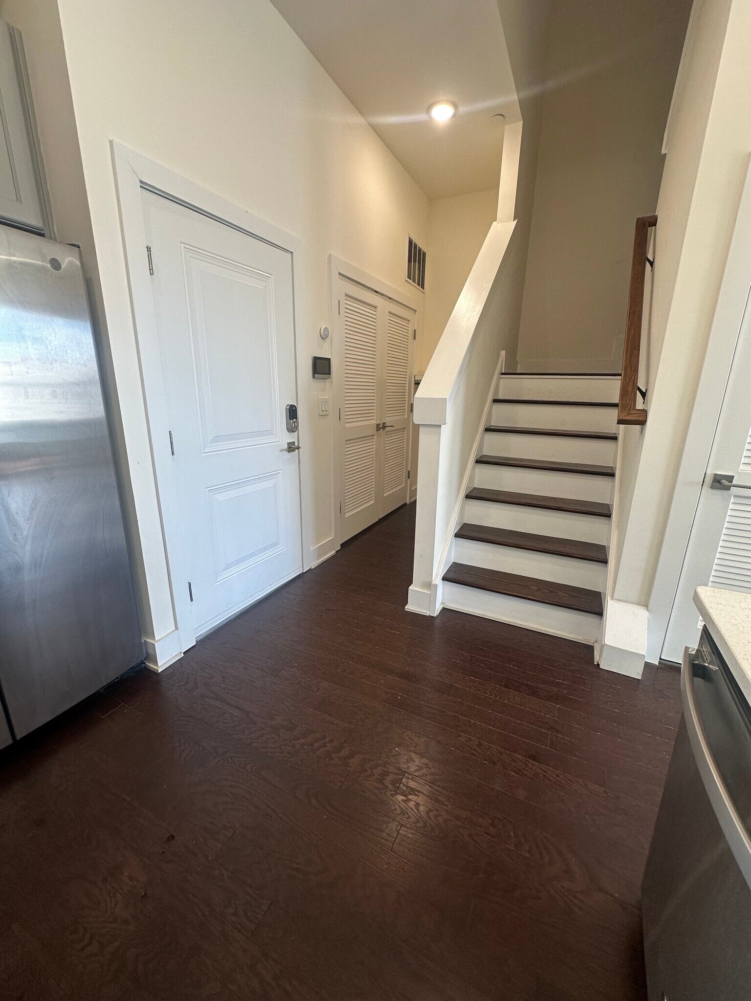 Front Entryway - 516 W Montgomery Ave