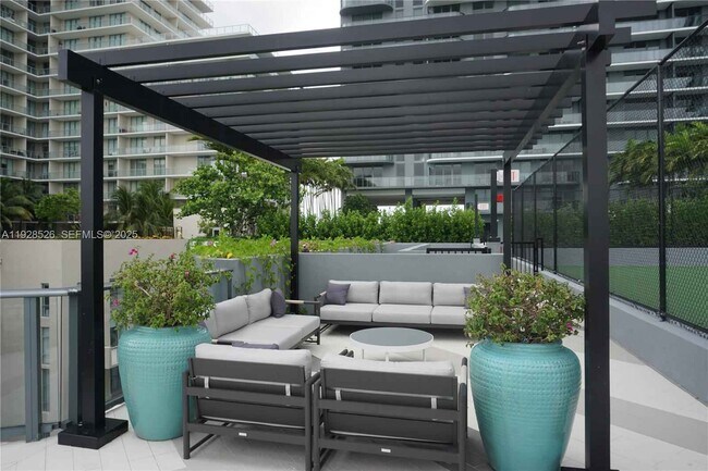 Building Photo - 121 NE 34th St