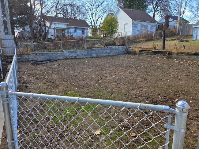 Building Photo - Aksarben 3 bed 2 bath 1 car garage newly remodeled, witb a fenced in backyard!