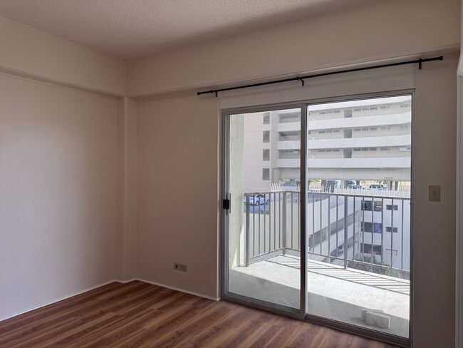 Building Photo - 2 Bed/2 Bath/W Den/1 parking - Near to Kap...