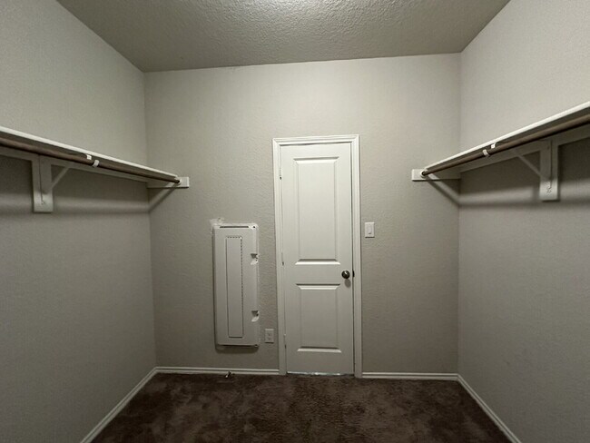 Building Photo - Spacious 5 Bedroom, 3.5 Bath Home with 2,6...