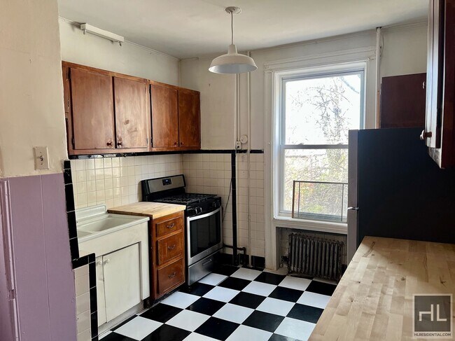 Building Photo - 2.5BR 1BA Crown Heights Limestone Parlor L...
