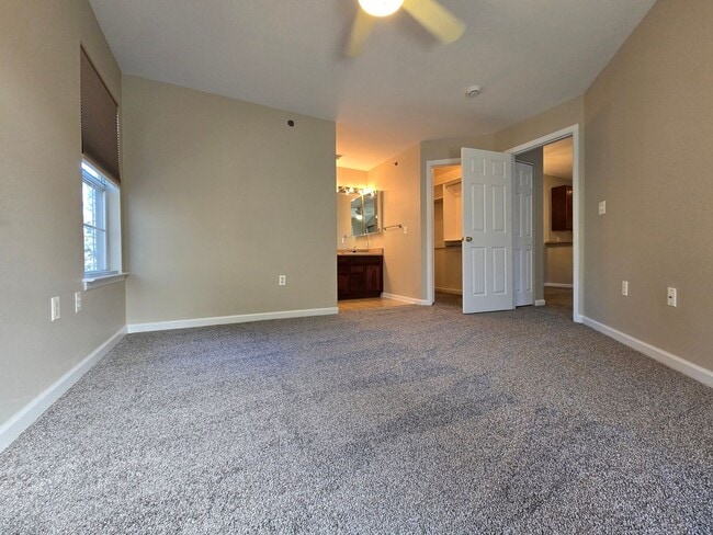 Building Photo - Fresh 2 bedroom, 2 bathroom condo located in Meadows on the Parkway in the heart of Boulder.