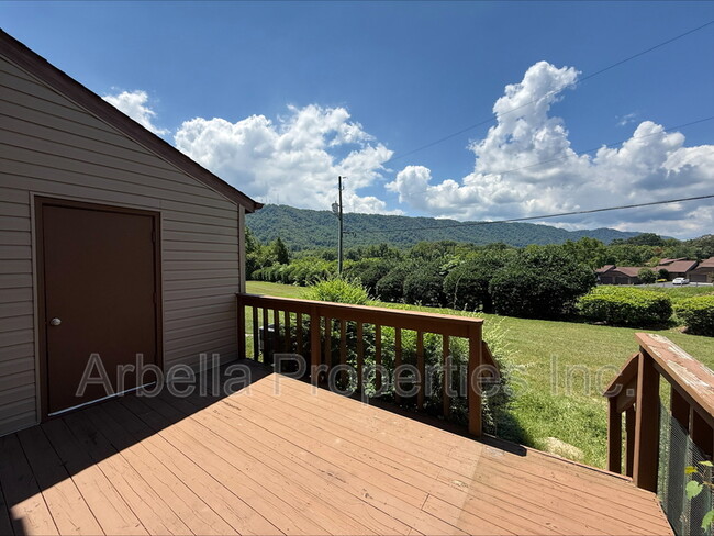 Building Photo - 507 Manor Dr
