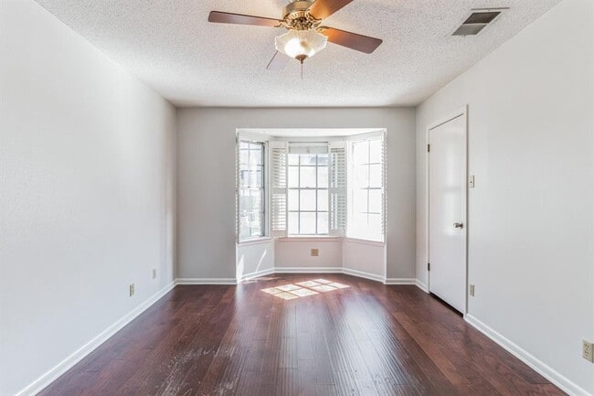 Building Photo - 1704 San Antonio St