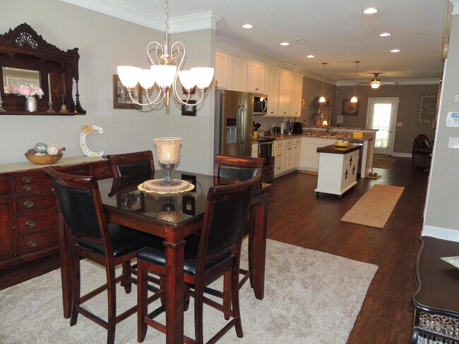 Building Photo - Amazing 3 Bedroom 2.5 Bath home is ready for your Family!