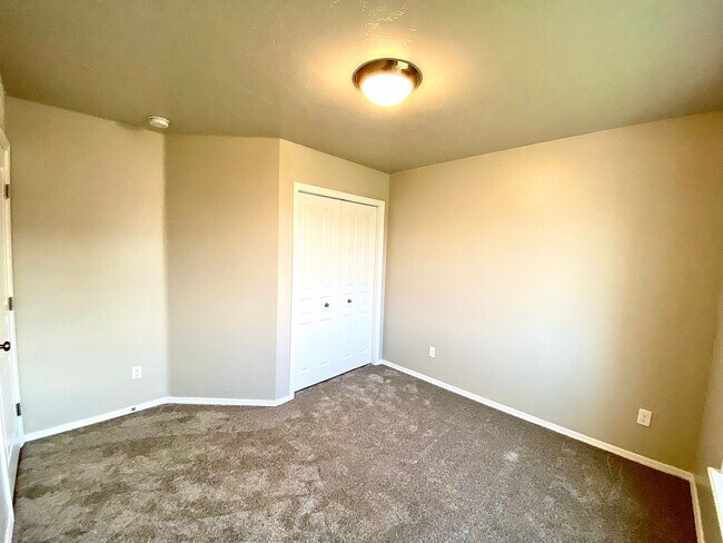 Building Photo - 4 Bedroom + Bonus with 2 baths available 8/22