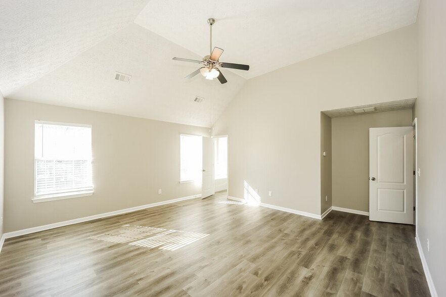 Building Photo - 1365 Camelia St