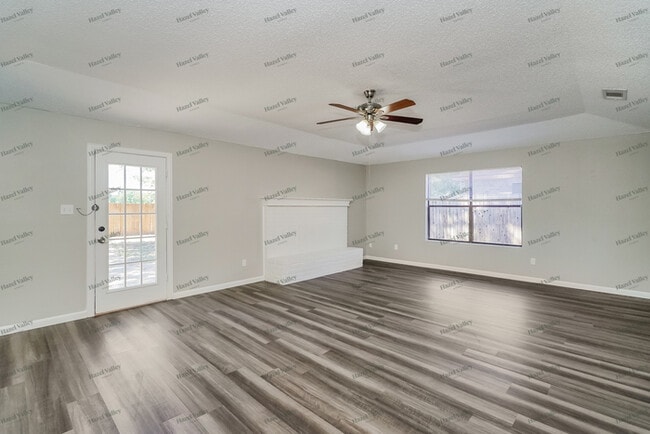 Building Photo - 806 Clover Ln