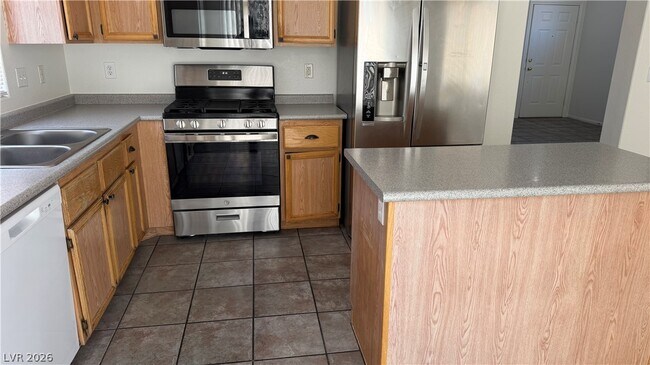 Building Photo - 2424 Predera Ave