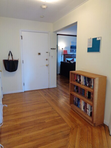 Building Photo - 39 Carlton St