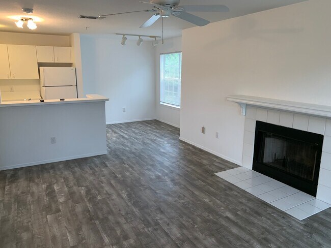Building Photo - Central Park II Condos -  Downtown Sarasota Annual Rental 1-Bedroom 1-Bath $1595