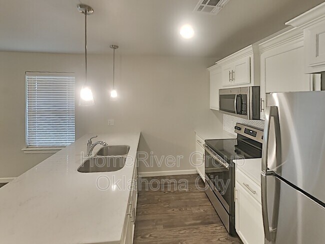 Building Photo - 421 Summit Ridge Dr