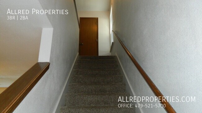 Building Photo - 822 N Daisy Ln