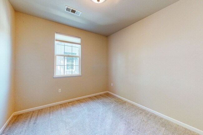 Building Photo - Town House Near Downtown Pleasanton  3 Bed...