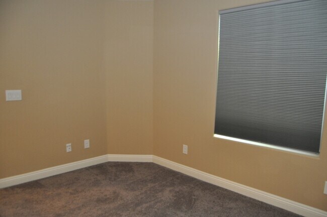 Building Photo - Fabulous 3 bedroom home in gated community!