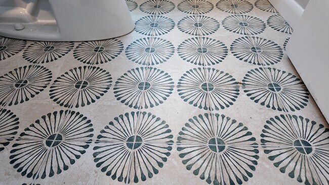 Building Photo - Stylishly Updated 2-Bedroom Apartment in the Heart of Pleasant Ridge