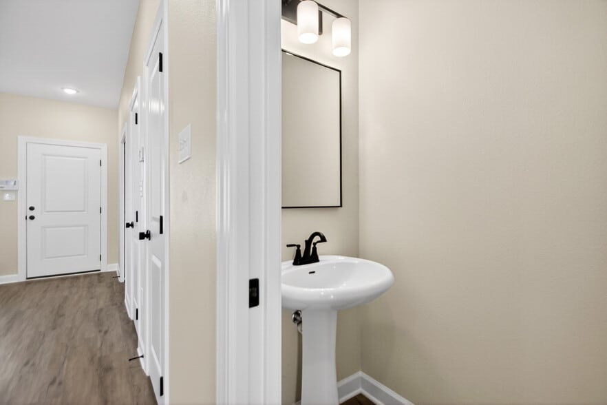 Building Photo - 201 E 17th St