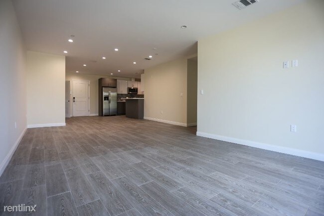 Building Photo - 7140 S La Tijera Blvd