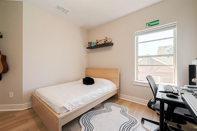 Building Photo - 10915 Brambling Wood Dr