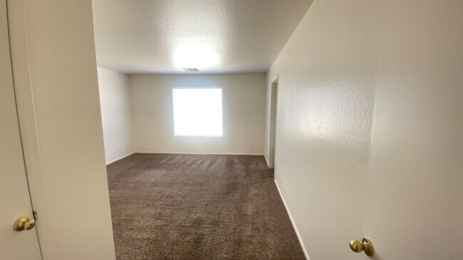 Building Photo - Charming 3 bedroom in Tolleson, new paint and flooring!!