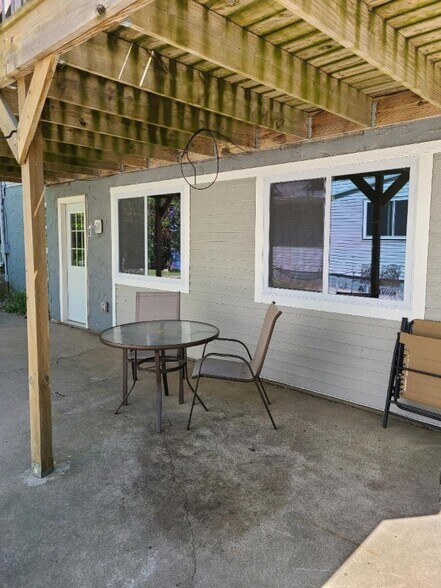 Building Photo - 28660 W Lake Dr