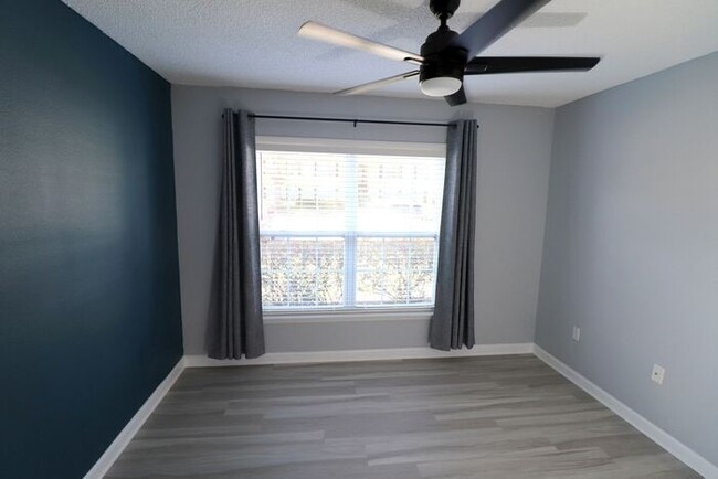 Building Photo - Newly renovated first floor condo! 2 bedrooms