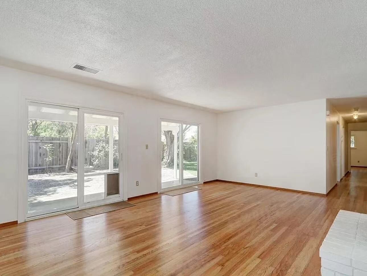 Building Photo - 907 Plum Ln