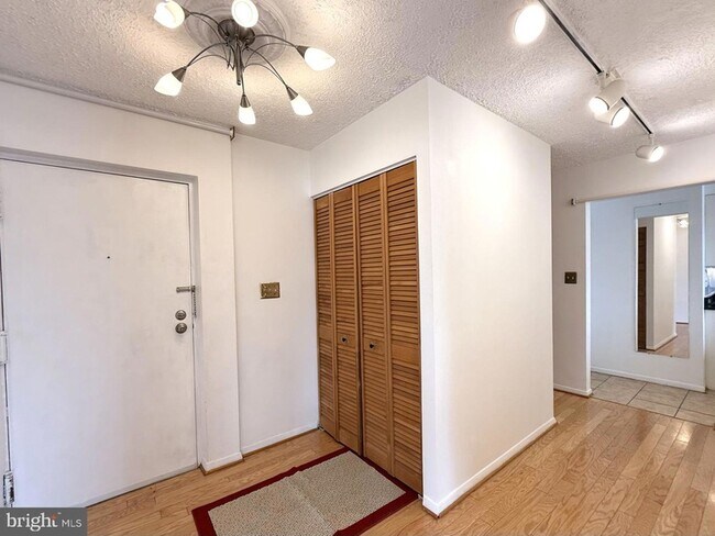 Building Photo - 532 Riviera Dr