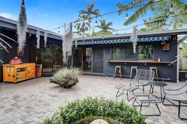 Building Photo - 1613 SW 5th Ct