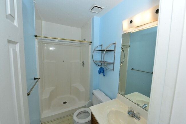 Building Photo - Nice townhouse in Little Neck!