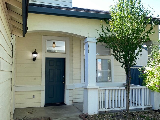 Building Photo - Large Four Bed, Three Bath Home with a Pool
