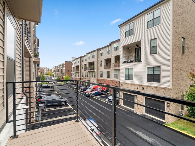 Building Photo - "Modern Living Awaits: Spacious 2-Bed, 2.5-Bath Townhouse in the Heart of McLean!"