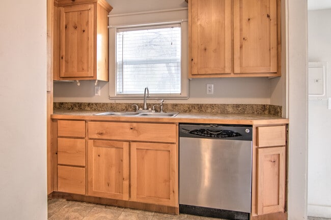 Building Photo - 2 Bedroom Nampa Home_Large Lot_Pet Friendly