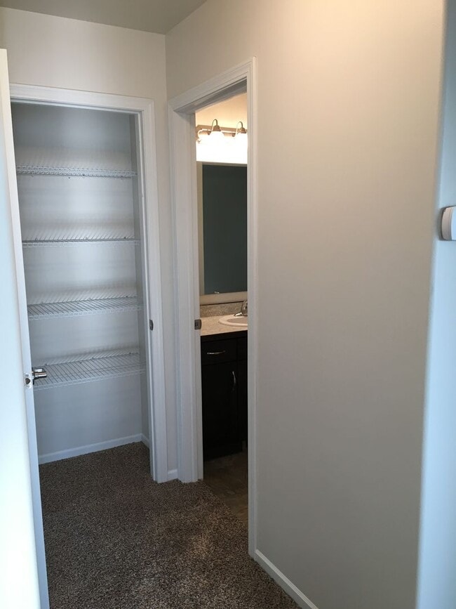 Building Photo - 3 Bed 2 Bath Twin Home