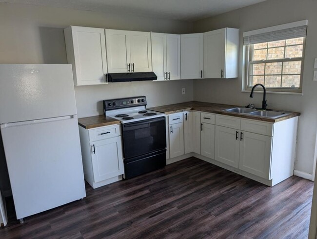 Building Photo - Spacious 2-Bedroom, 1-Bath Apartment Near Karns – Quiet Living with a Large Yard