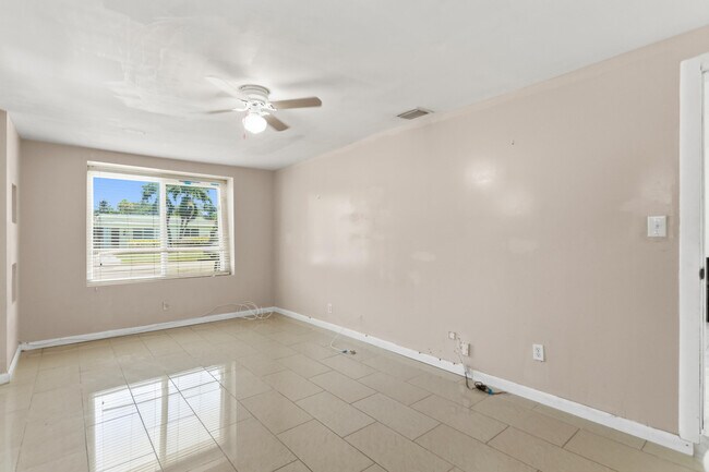 Building Photo - 2748 SW 46th Ct
