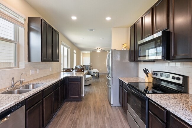 Building Photo - "Spacious 4-Bed Oasis with Granite Counter...