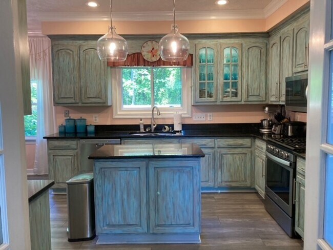 Building Photo - 117 Runaway Ln