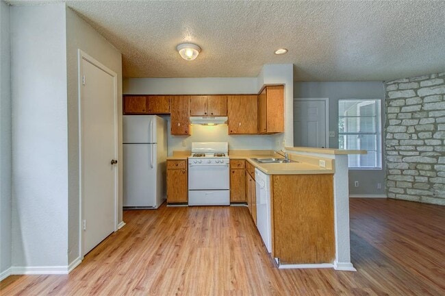 Building Photo - 400 Hedgewood Dr