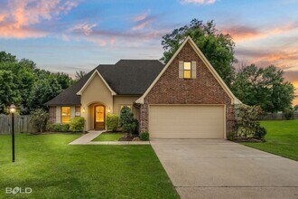 Building Photo - 302 Oscar Cir