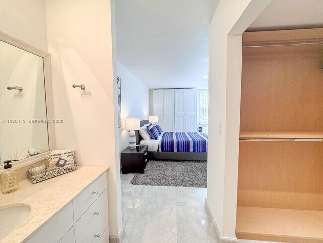 Building Photo - 3301 N Country Club Dr